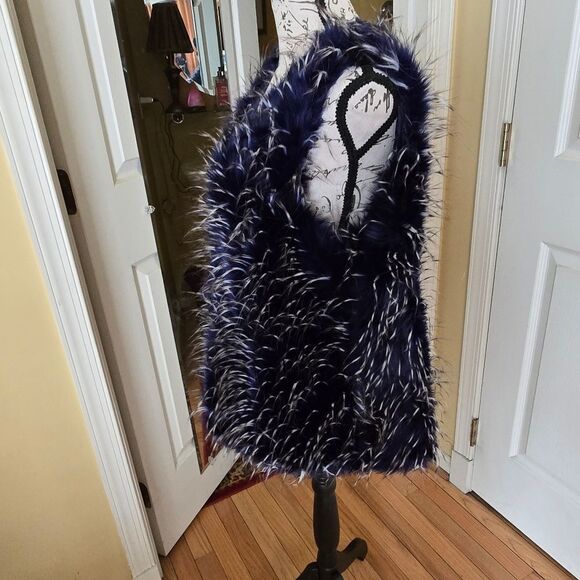WHITE TIPPED BLUE FAUX FUR VEST - Picture 2 of 7